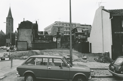 863650 Gezicht op het braakliggende terrein op de hoek van de Dirck van Zuylenstraat (rechts) en de Waterstraat in Wijk ...